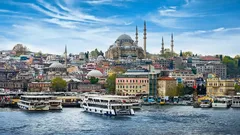 Ende März in Istanbul: gemächliche Tage, farbenfrohe Dächer und die abendliche Lebendigkeit der Straßen