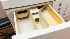Wie man das Waschmittelfach der Waschmaschine reinigt und Gerüche ohne unnötige Chemikalien beseitigt
